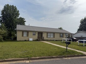 242 Cedar Crest in Tuscaloosa, AL - Building Photo