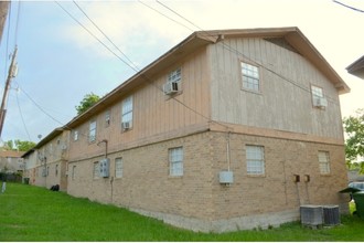 2402 Jaguar Ct in Bryan, TX - Foto de edificio - Building Photo