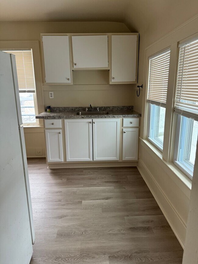 105 Ave B-Unit -Upper in Rochester, NY - Building Photo - Building Photo