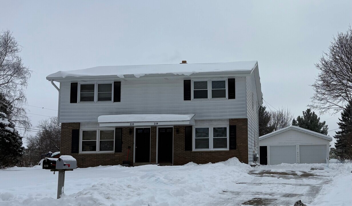 218 E Laurie St in Lake Geneva, WI - Building Photo