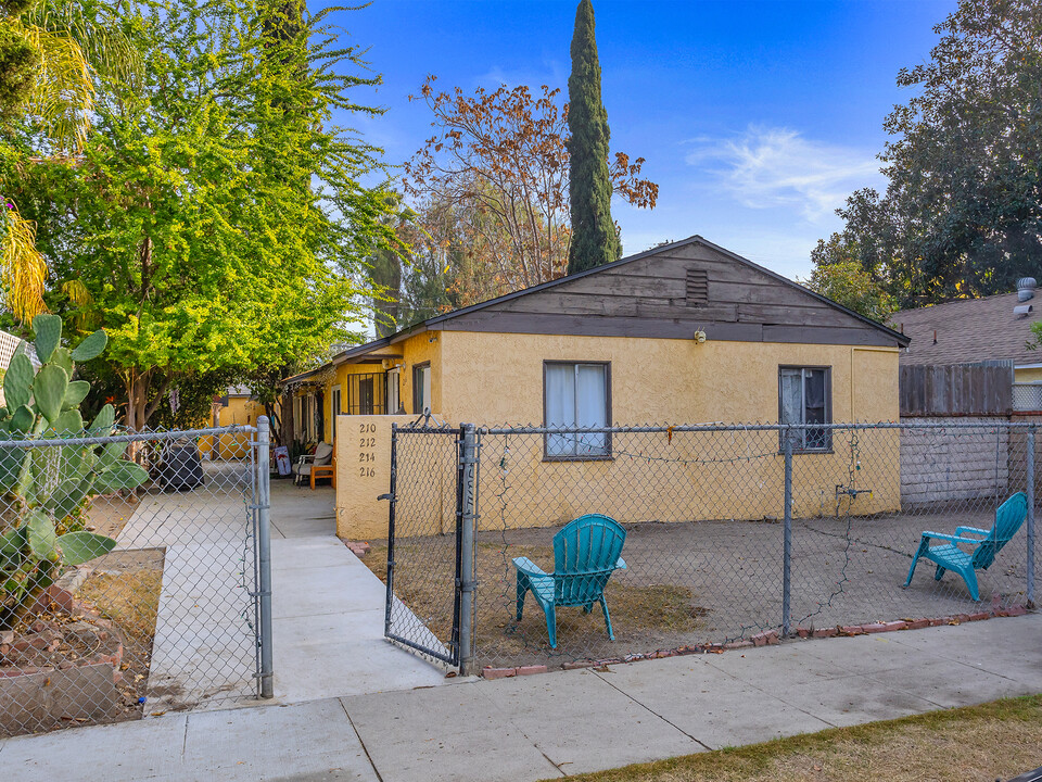 210 N Florence St in Burbank, CA - Building Photo