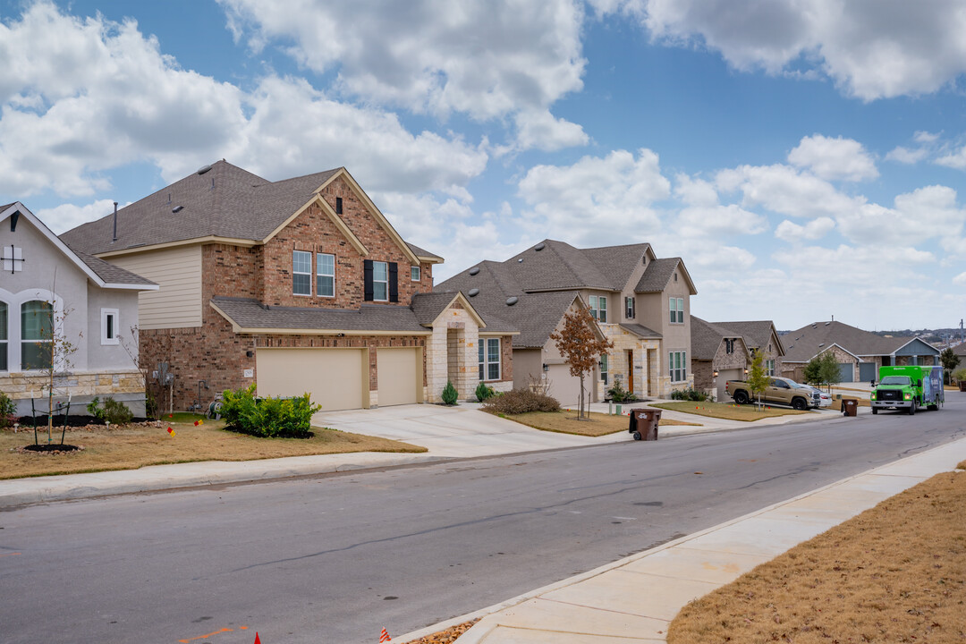 Weston Oaks in San Antonio, TX - Building Photo