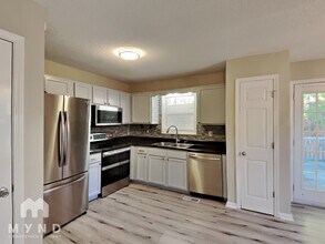 107 Huntington Ct in Dallas, GA - Foto de edificio - Building Photo