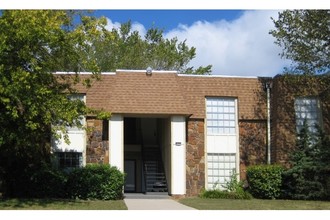 Willow Creek Condominiums in Tulsa, OK - Foto de edificio - Building Photo