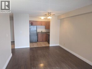 150 Park St W in Windsor, ON - Foto de edificio - Building Photo