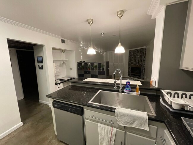 5143 Bakman Ave, Unit 101 in North Hollywood, CA - Building Photo - Building Photo