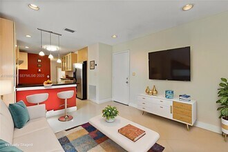 10201 NW 57th Terrace in Doral, FL - Building Photo - Building Photo