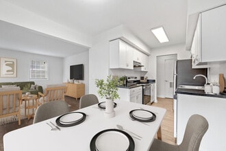 Williamsburg in Cincinnati, OH - Building Photo - Building Photo