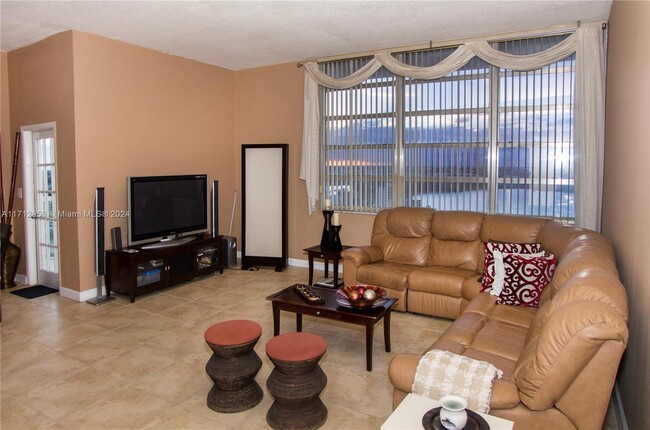 1301 NE Miami Gardens Dr in Miami, FL - Building Photo - Building Photo