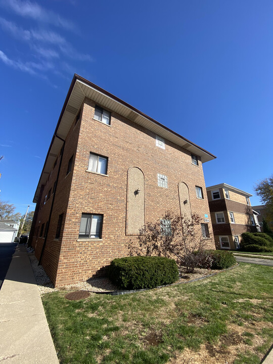 5991 N Northwest Hwy in Chicago, IL - Building Photo