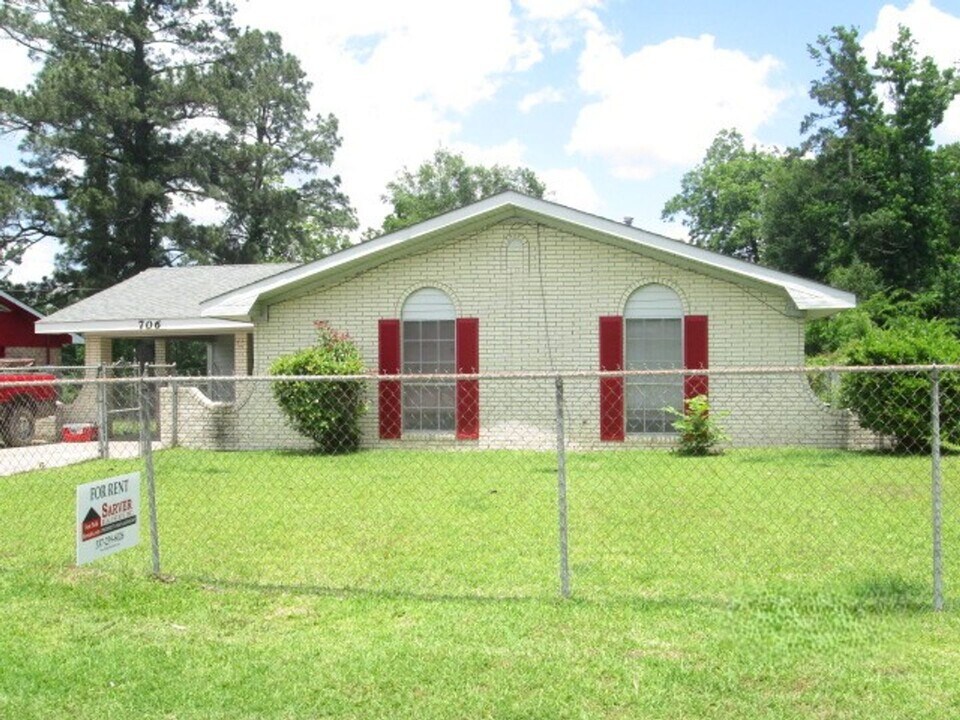 706 Martin Luther King Dr in Leesville, LA - Building Photo