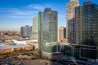 VYV in Jersey City, NJ - Foto de edificio - Building Photo