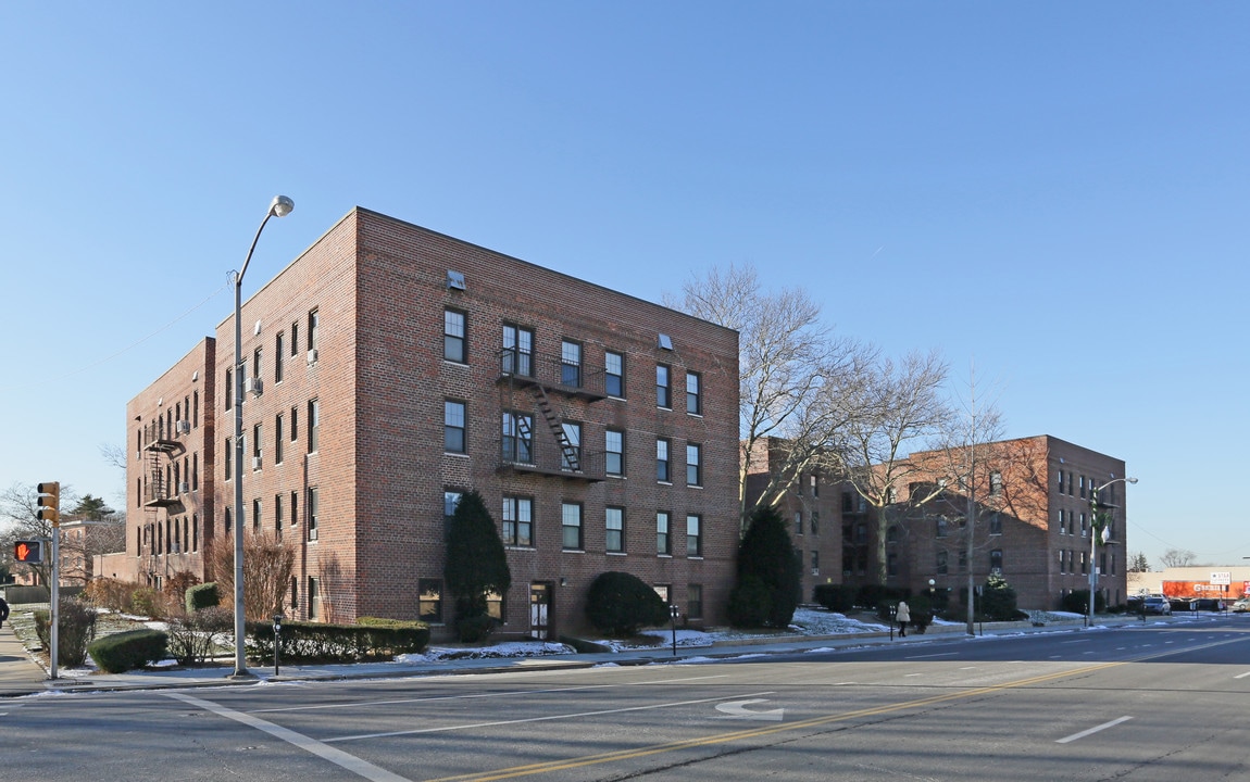 350 Merrick Rd in Rockville Centre, NY - Foto de edificio