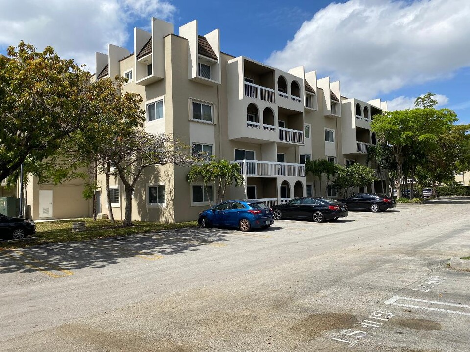 7700 Camino Real, Unit D 309 in Miami, FL - Foto de edificio