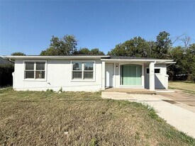 311 N MacArthur Blvd in Irving, TX - Building Photo