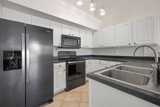 4121 Residence Drive in Ft. Myers, FL - Foto de edificio - Building Photo