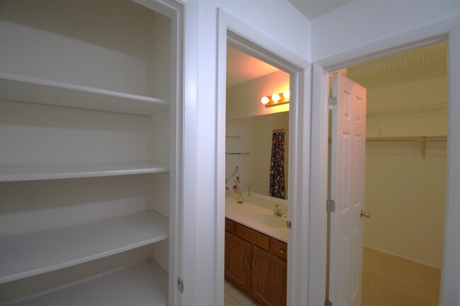 607 Eastview Ct in Schaumburg, IL - Building Photo - Building Photo