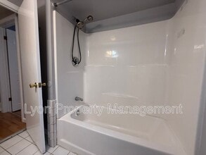 26 Carlton St in East Providence, RI - Foto de edificio - Building Photo