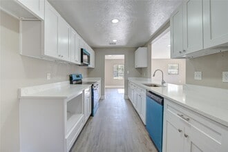 3020 2nd Ave N in Texas City, TX - Building Photo - Building Photo