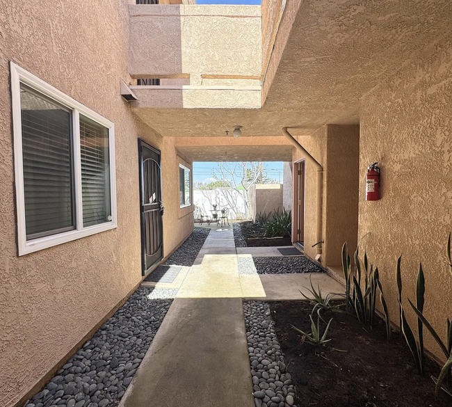 17511 Newland St in Huntington Beach, CA - Building Photo - Building Photo