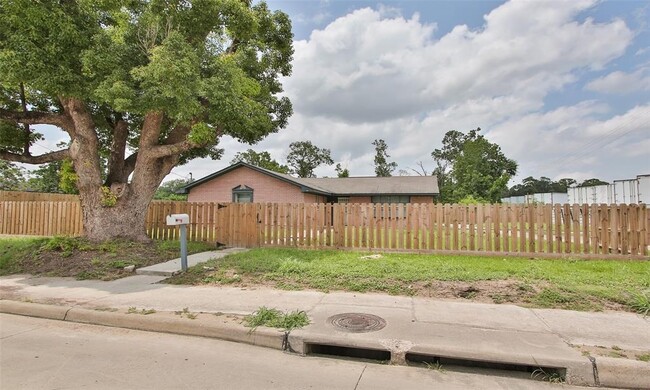 2032 W Little York Rd in Houston, TX - Building Photo - Building Photo