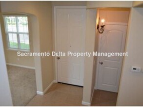 211 Chambord Way in Roseville, CA - Building Photo - Building Photo