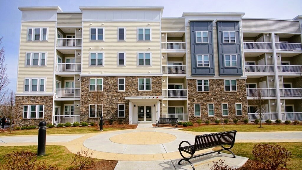 130 University Ave in Westwood, MA - Building Photo