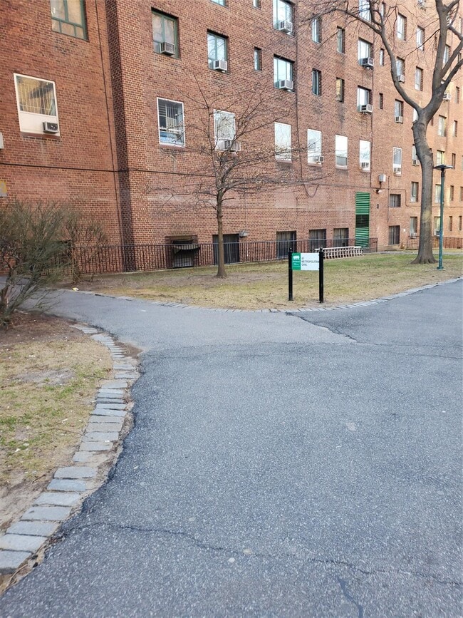 81 Metropolitan Oval in Bronx, NY - Building Photo - Building Photo