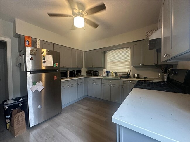 8 Valentine Ave in Glen Cove, NY - Building Photo - Building Photo