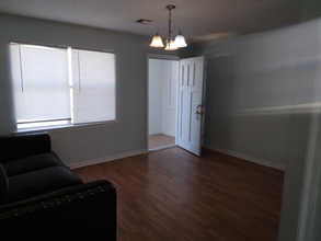 1304 NW Lincoln Ave in Lawton, OK - Foto de edificio - Building Photo