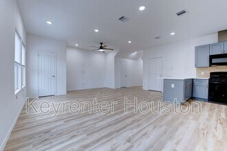 8203 Woodlyn Rd in Houston, TX - Foto de edificio - Building Photo