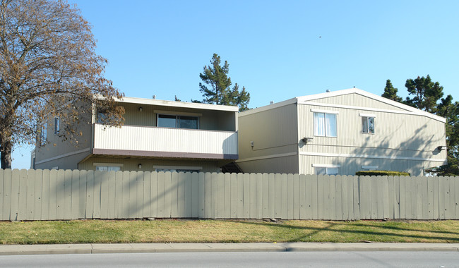 Garden Court Apartments in Salinas, CA - Building Photo - Building Photo