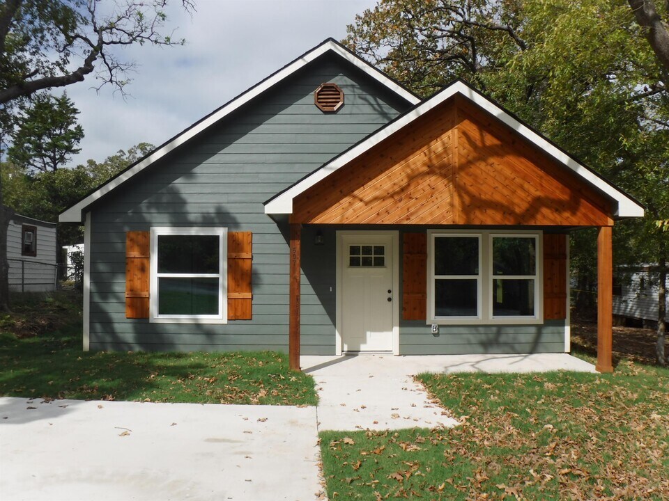 607 E Day St in Denison, TX - Building Photo