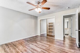 Oakhampton Place in San Antonio, TX - Building Photo - Building Photo