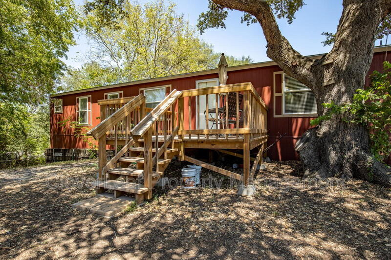 359 E Zipp Rd in New Braunfels, TX - Building Photo