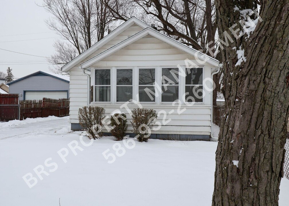 23145 Cayuga Ave in Hazel Park, MI - Building Photo