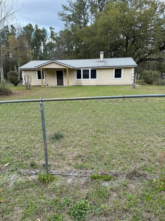 9579 Co Rd 252 in Live Oak, FL - Foto de edificio - Building Photo