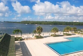 500 Bayview Dr, Unit 325 in Sunny Isles Beach, FL - Building Photo - Building Photo