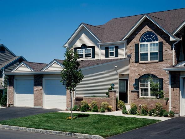 36 Overlook Dr in Farmingville, NY - Building Photo