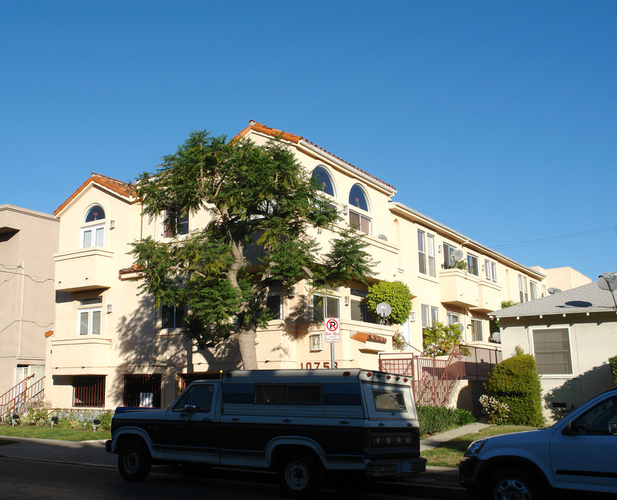 10753 Blix St in North Hollywood, CA - Building Photo