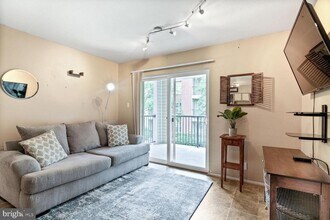 3304 Wyndham Cir in Alexandria, VA - Building Photo - Building Photo