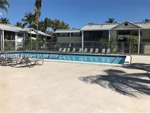 917 NE 199th St in Miami, FL - Foto de edificio