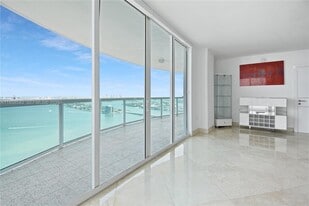 1800 N Bayshore Dr in Miami, FL - Building Photo