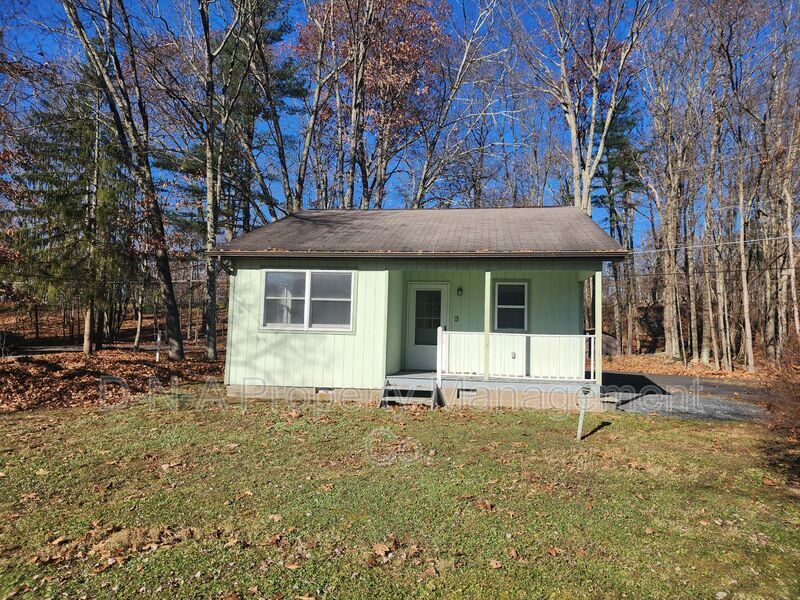 535 Abeel Cir in East Stroudsburg, PA - Building Photo