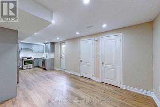 6094 Prairie Cir in Mississauga, ON - Building Photo - Building Photo