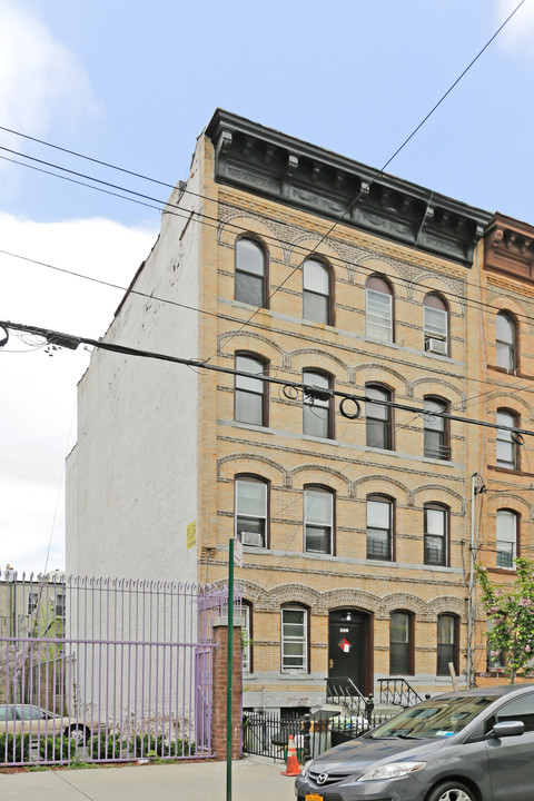 431 Bleecker St in Brooklyn, NY - Building Photo