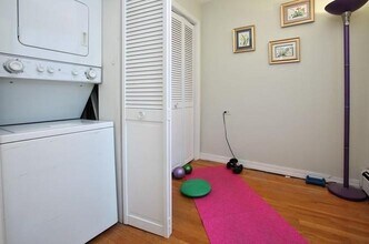 17 Grove St, Unit 2 in Boston, MA - Foto de edificio - Building Photo