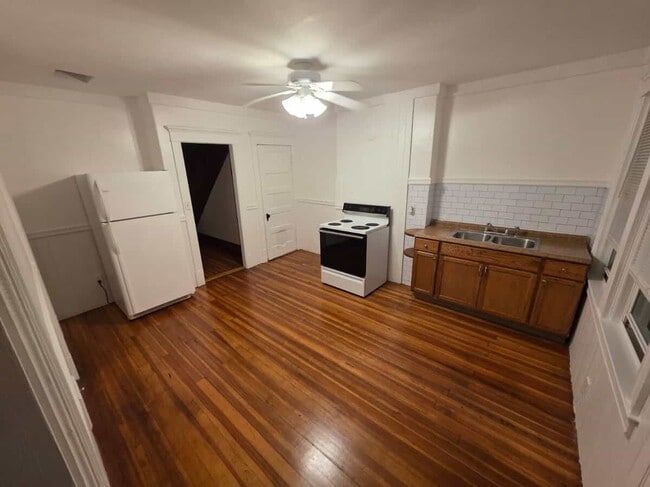 19 Dartmouth St in Easthampton, MA - Building Photo - Building Photo