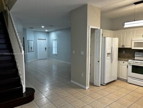 8526 NW 107th Psge, Unit 1-40 in Doral, FL - Foto de edificio - Building Photo