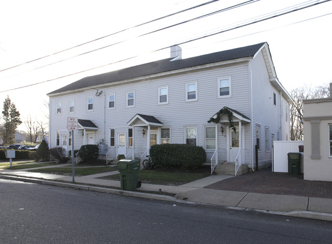 22 Broad St in Eatontown, NJ - Foto de edificio - Building Photo